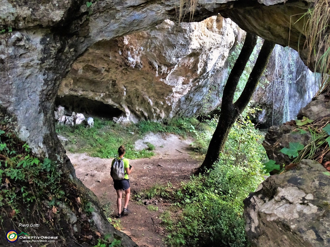 28 Sul piano ad osservare bene la grotta aperta sulla cascata.JPG
